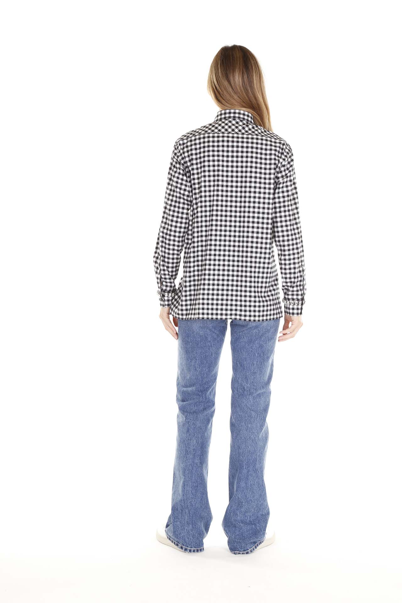N.21, Camicia